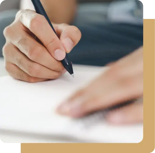 Persona realizando un análisis grafológico, servicio de grafoscopía de Moreno & Asociados para verificar autenticidad de firmas en documentos legales.