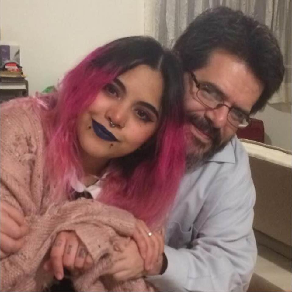 Aurora Luna en un momento íntimo junto a su padre; una imagen que refleja el amor familiar detrás de la activista que hoy es recordada con justicia.